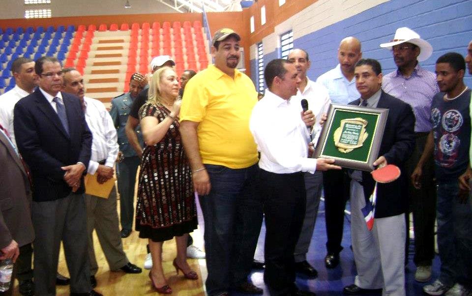 Remberto Cruz entrega reconocimiento al Sr. José Ortíz